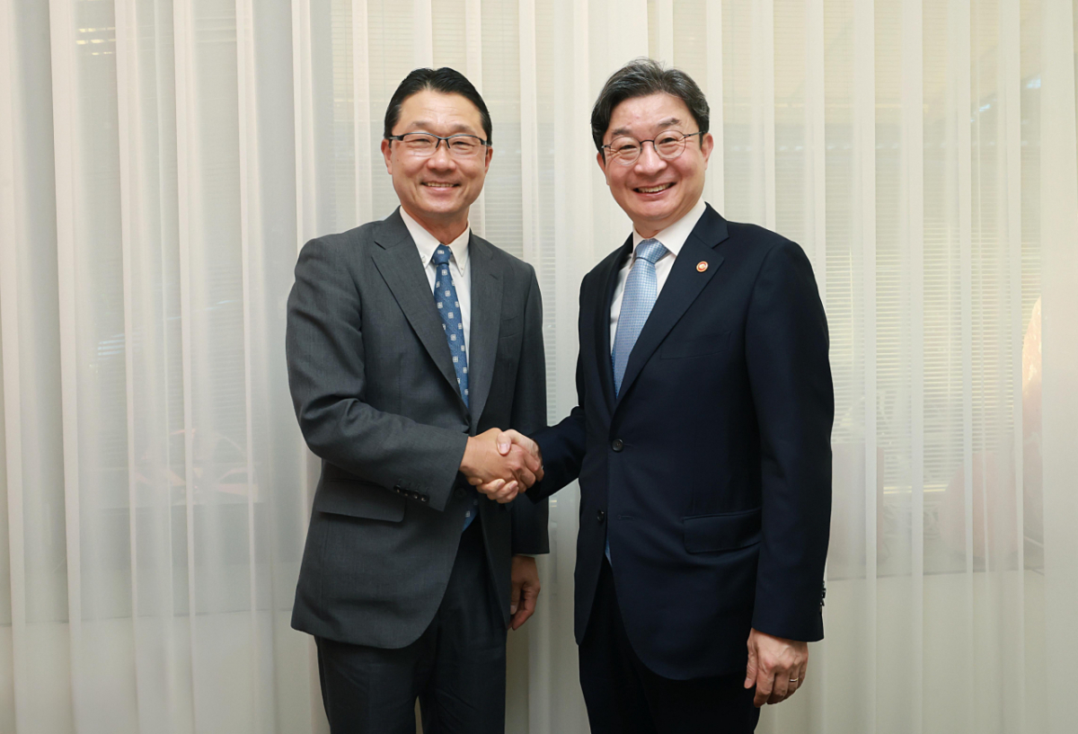 이억원 금융위원장(오른쪽)이 29일 오전 서울 중구 달개비에서 이토 유타카(Ito Yutaka) 일본 금융청장과 면담을 통해 한일 금융시장 정책·동향을 공유하고, 양국 간 지속적인 금융 협력 강화를 약속했다. /사진제공=금융위원회