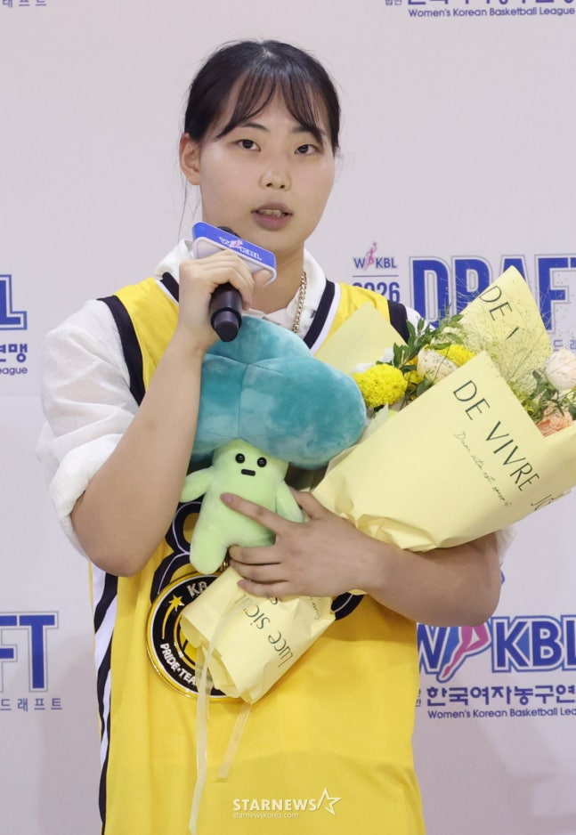 지난 8월 2026~2027시즌 WKBL 신인 선수 드래프트가 청주시 청주체육관에서 열렸다. 김성언(단국대)이 2라운드 2순위로 KB스타즈에 지명된 후 소감을 밝히고 있다. /사진=김진경 대기자.