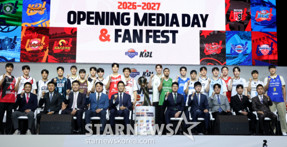 2026-2027 프로농구 개막 미디어데이가 29일 서울 한남동 블루스퀘어 우리WON뱅킹홀에서 열렸다. 10개 구단 감독과 선수들이 포토타임을 갖고 있다. /사진=김진경 대기자