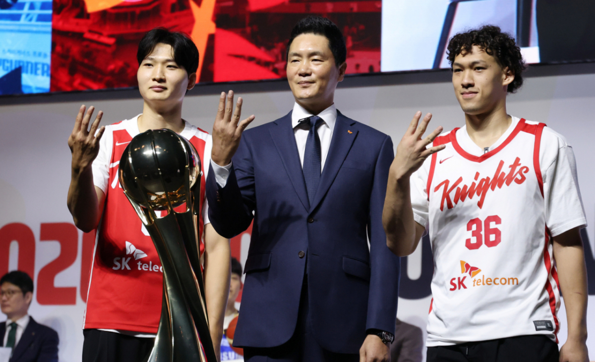 서울 SK 안영준(왼쪽부터), 전희철 감독, 에디 다니엘이 포토타임을 갖고 있다. /사진=김진경 대기자