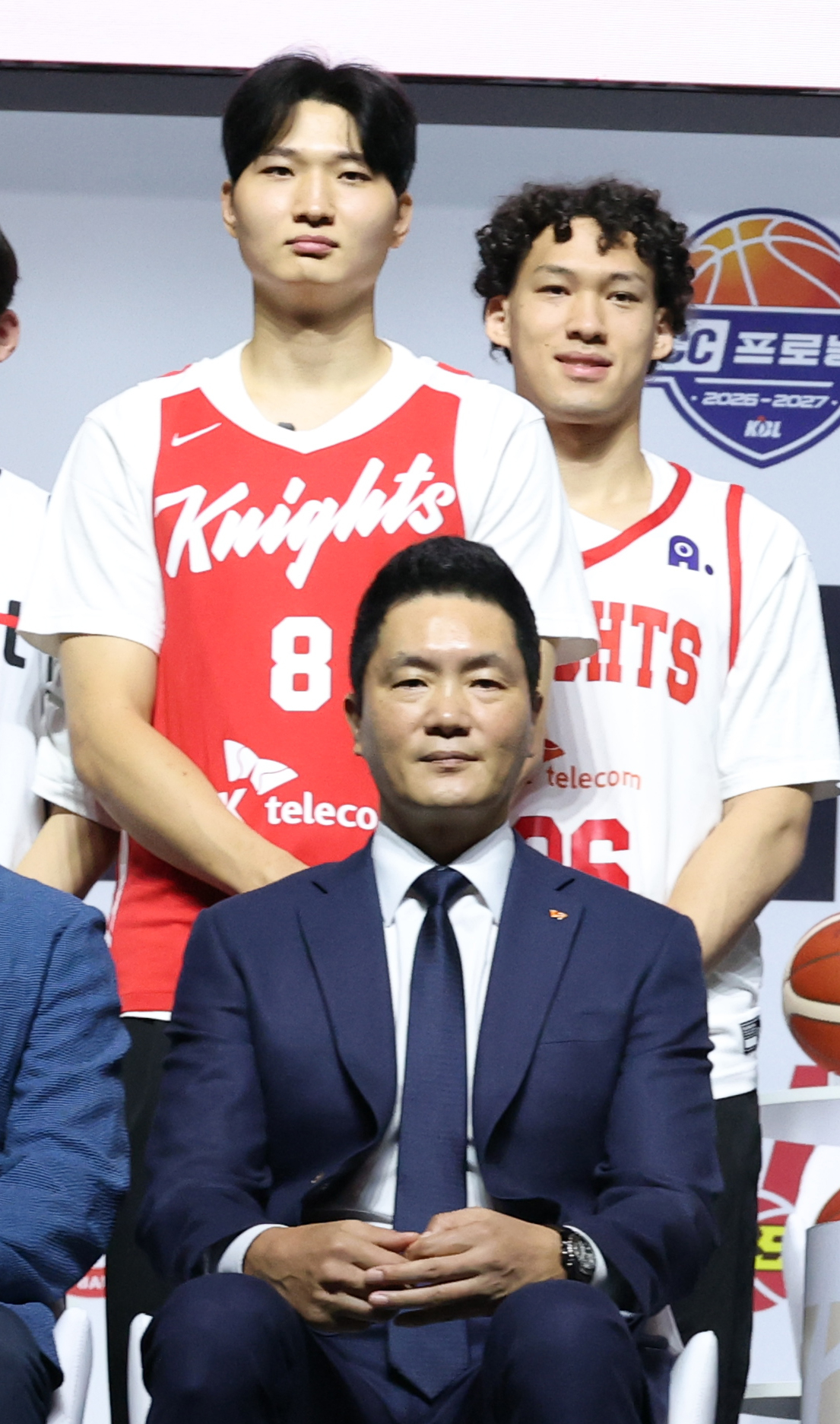 2026-2027 프로농구 개막 미디어데이가 29일 서울 한남동 블루스퀘어 우리WON뱅킹홀에서 열렸다. SK 전희철 감독과 안영준, 에디 다니엘이 포즈를 취하고 있다. /사진=김진경 대기자