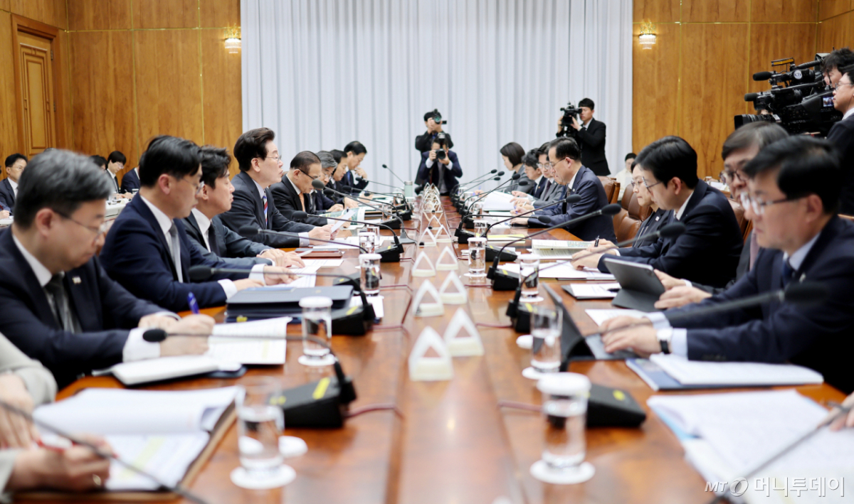[서울=뉴시스] 김진아 기자= 이재명 대통령이 29일 청와대에서 열린 메가프로젝트 제3차 민관합동 점검회의에 발언하고 있다. (청와대통신사진기자단) 2026.09.29. bluesoda@newsis.com /사진=김진아