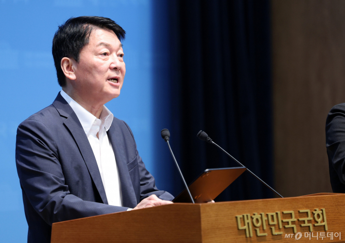 [서울=뉴시스] 고범준 기자 = 안철수 국민의힘 의원이 12일 서울 여의도 국회 소통관에서 당 조직강화특위 관련 기자회견을 하고 있다. 2026.08.12. bjko@newsis.com /사진=고범준