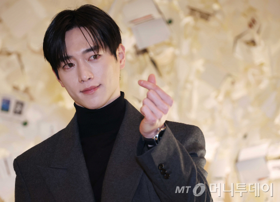 배우 서강준이 1월2일 오전 경기 성남시 현대백화점 판교점에서 진행된 라이프스타일 브랜드 몽블랑 행사에 참석해 포즈를 취하고 있다./사진=스타뉴스