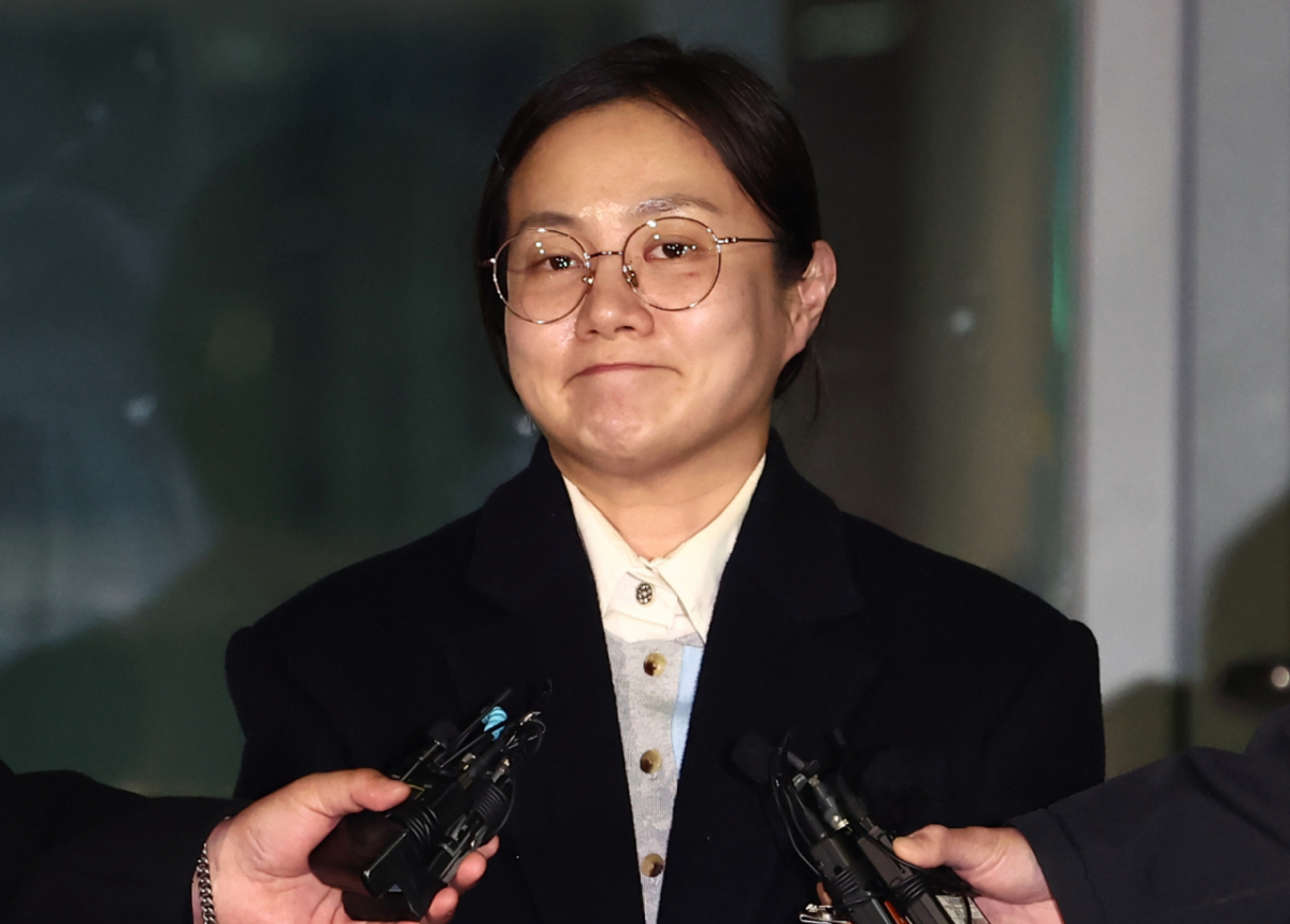 전직 매니저들에게 갑질을 했다는 등의 의혹에 휩싸인 개그우먼 박나래가 2월20일 밤 서울 강남경찰서에서 피고발인 조사를 마치고 나오며 취재진 질의에 답변하고 있다./사진=뉴스1.