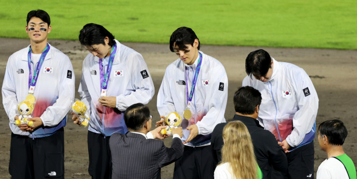 한국 야구 대표팀 김주원(왼쪽부터), 곽빈, 김도영, 노시환이 27일 일본 아이치현 도요하시 시민구장에서 열린 2026 아이치·나고야 야구 슈퍼라운드 한국과 일본 결승전에서 승리하며 금메달을 딴 후 메달을 수상하고 있다. /사진=강영조 선임기자
