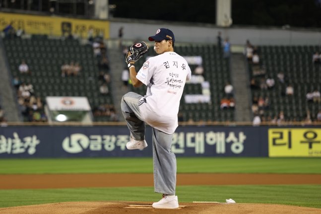 두산 베어스 신인 김지우가 29일 NC 다이노스와 홈경기를 앞두고 시구자로 나서 투구를 하고 있다. /사진=두산 베어스 제공