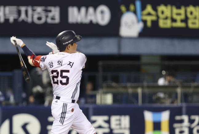 두산 베어스 양의지가 29일 서울시 송파구 잠실야구장에서 열린 NC 다이노스와 2026 신한 SOL KBO리그 홈경기에서 4회말 솔로 홈런을 날리고 있다. /사진=두산 베어스 제공