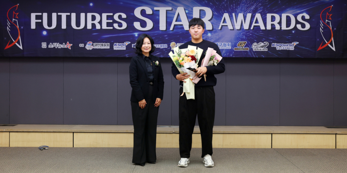 야구 부문 대상 수상자 김민준(대구고3·SSG)이 24일 서울 중구 프레스센터에서 진행된 '2025 퓨처스 스타대상' 시상식에 참석해 수상한 뒤 김나미 대한체육회 사무총장과 기념촬영을 하고 있다. 올해로 4회째를 맞는 '2025 퓨처스 스타대상(스타뉴스 주최·주관, 대한체육회, 국민체육진흥공단, 대한야구소프트볼협회, 대한민국농구협회, 대한배구협회, 골드볼파크, 크로커다일 캐리어, 한국스포츠레저주식회사 후원)'은 한국 스포츠 발전과 아마추어 체육 활성화에 기여하고자 종목별로 한 해 동안 가장 뛰어난 활약을 보인 고교 선수를 선정하고 잠재력이 돋보이는 유망주를 격려하기 위해 고교 저학년 선수를 발굴해 시상하는 행사이다. /2025.11.24 /사진=김휘선 기자