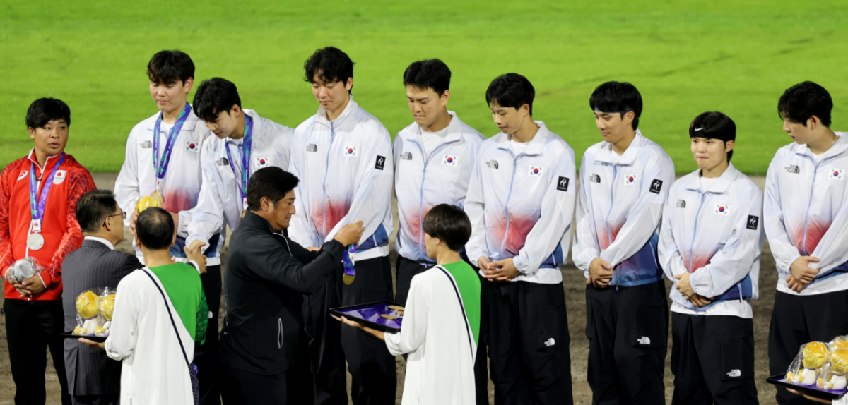 성영탁 김영우 등 대한민국 야구대표팀 선수들이 27일 일본 아이치현 도요하시 시민구장에서 열린 2026 아이치·나고야 야구 슈퍼라운드 한국과 일본 결승전에서 승리하며 금메달을 수상하고 있다. 2026.09.27. /사진=강영조 선임기자