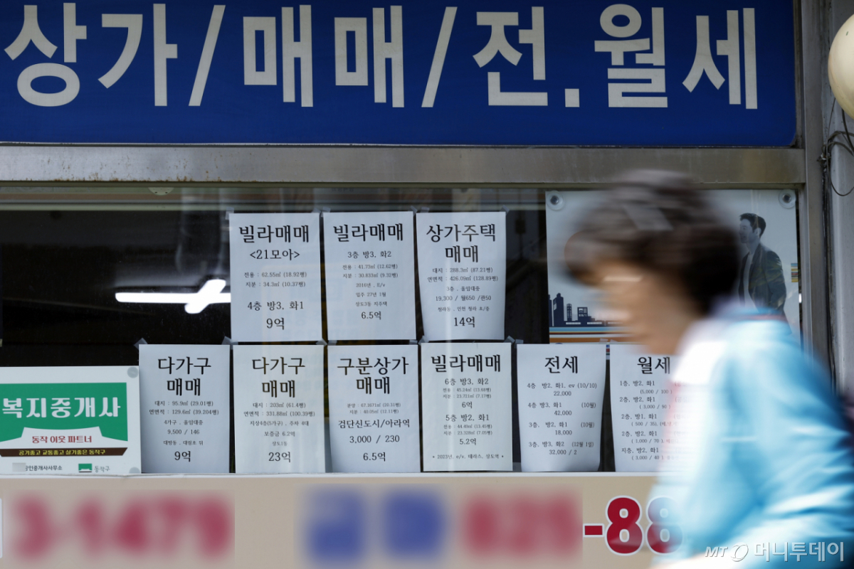 (서울=뉴스1) 박정호 기자 = 서울 아파트 평균 전세값이 7억원을 넘어서고 기준금리 인상에 따라 전세대출 금리까지 영향을 받으며 세입자들의 주거비 부담이 심화되고 있다. 국토교통부에 따르면 올해 7월 서울 아파트 1년 전세 계약은 110건으로 6개월 연속 감소했다. 사진은 9일 오후 서울시 동작구의 한 공인중개사 사무실 앞에 빌라, 주택, 아파트 등의 매물 안내문이 붙어 있는 모습. 2026.9.9/뉴스1 Copyright © 뉴스1. All rights reserved. 무단 전재 및 재배포, AI학습 이용 금지. /사진=(서울=뉴스1) 박정호 기자