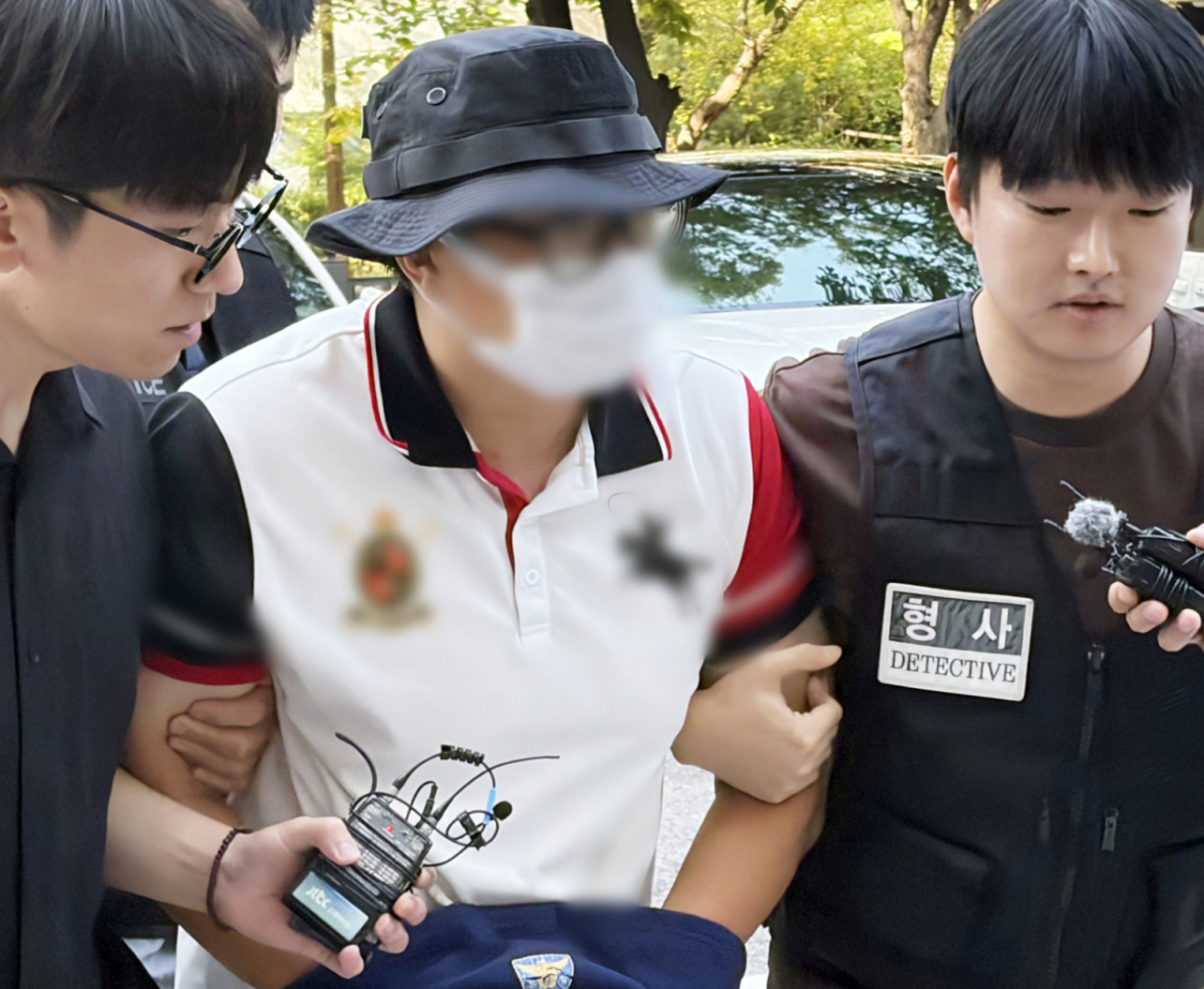 양화한강공원 인근에서 흉기를 들고 행인을 위협한 40대 남성 천모씨가 29일 오전 구속 전 피의자 심문(영장실질심사)을 받기 위해 서울남부지법으로 출석하고 있다. /사진=뉴스1.