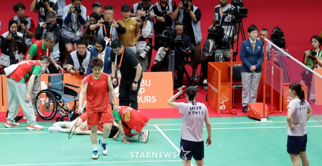부상당한 중국선수 위로하는 백하나 '중국에 2-1로 승리한 대한민국 백하나와 이소희' /사진=강영조 선임 기자.