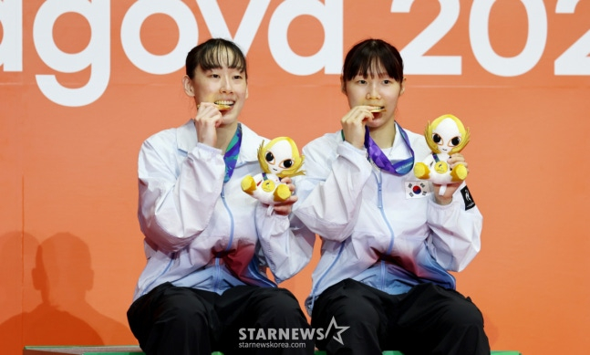 여자복식 백하나 이소희(왼쪽)가 29 일 일본 이치노미야 시립체육관에서 열린 2026 아이치·나고야 아시안게임 배드민턴 여자복식 결승전에서 중국 탄닝, 류성수 조를 2-1로 누르고 금메달을 따냈다. 시상식에 금메달을 목에 건 백하나와 이소희. /사진=강영조 선임 기자.