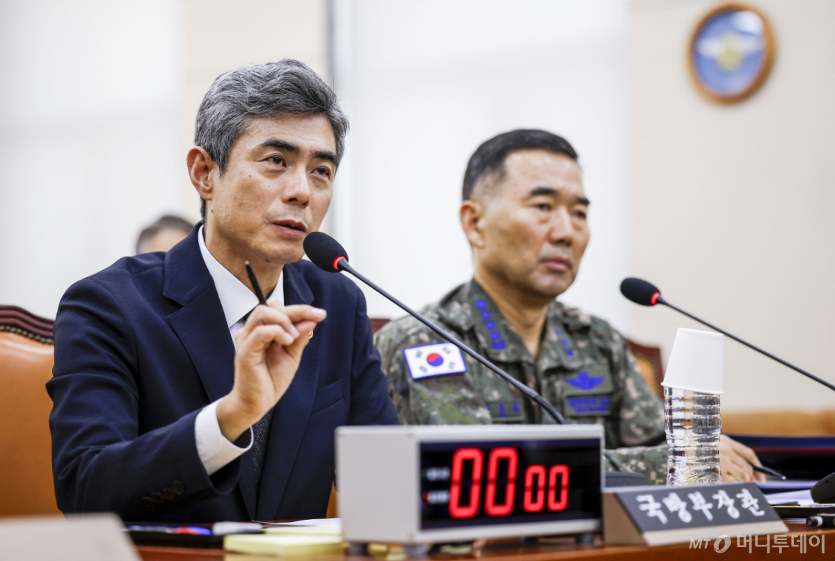 [서울=뉴시스] 정병혁 기자 = 강신철 국방부 장관이 29일 서울 여의도 국회에서 열린 국회 국방위원회 전체회의에서 의원 질문에 답하고 있다. 2026.09.29. jhope@newsis.com