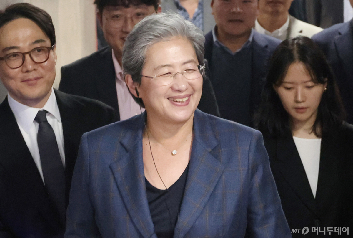 리사 수 AMD 최고경영자(CEO)가 3월 18일 오후 경기 성남시 네이버 본사를 방문해 사옥 내부를 둘러보고 있다./사진=공동취재단