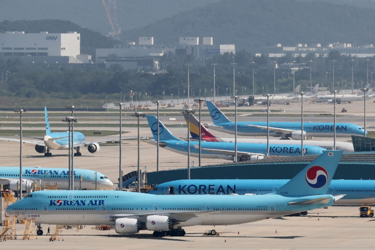 인천국제공항 계류장에 대한항공과 아시아나항공 여객기가 주기되어 있다./사진제공=뉴스1