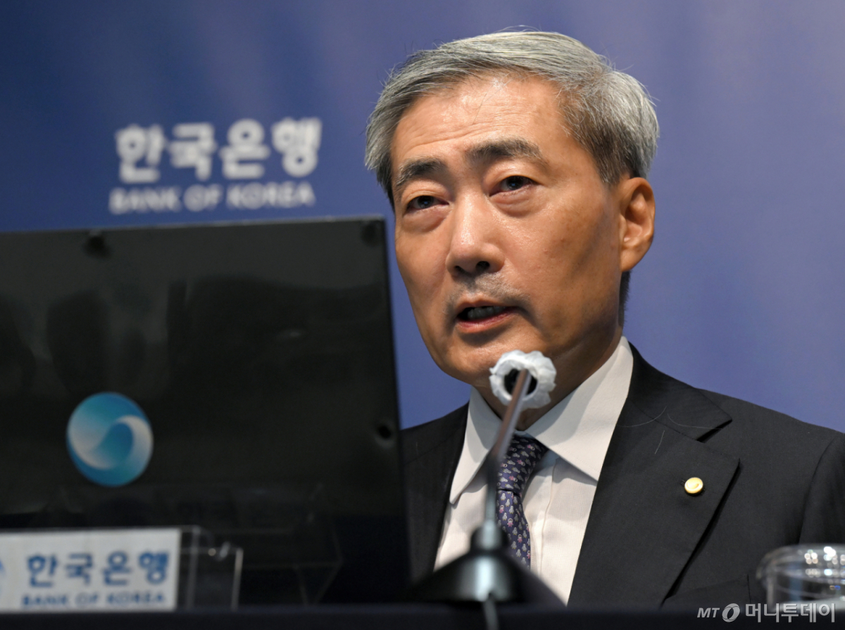 (서울=뉴스1) 사진공동취재단 = 신현송 한국은행 총재가 27일 서울 중구 한국은행에서 열린 금융통화위원회 통화정책방향 기자간담회에서 발언하고 있다. 2026.8.27/뉴스1 Copyright © 뉴스1. All rights reserved. 무단 전재 및 재배포, AI학습 이용 금지. /사진=(서울=뉴스1) 사진공동취재단