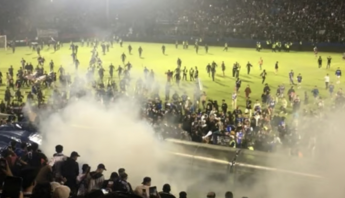 135명 희생자를 낳은 인도네시아 축구장 '압사 참사' 당시 모습/사진=SNS 갈무리