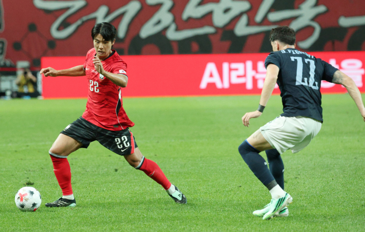 대한민국 축국구가대표팀이 28일 서울월드컵경기장에서 우루과이와 친선경기를 열었다.  설영우가 우루과이 피키레스를 제키고 사이드 돌파를 하고 있다. /사진=김진경 kim.jinkyung@