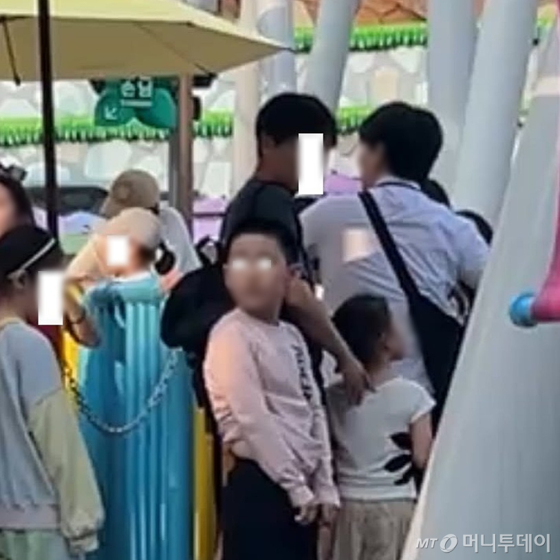 서울 롯데월드 놀이기구 대기 줄에서 한 어린이가 바지를 내리고 소변 보는 모습이 포착돼 논란이다./사진=인스타그램 '보배드림'