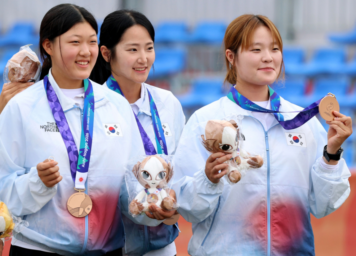 강연서(맨 왼쪽, 성사중), 박정윤(창원시청), 박예린(한국체대)이 30일 일본 오카자키 주오 소고 공원에서 열린 2026 아이치·나고야 아시안게임 양궁 컴파운드 여자단체전 동메달 결정전에서 대만을 1점차로 따돌리며 동메달을 획득했다. 시상식을 떠나며 응원단에 미소를 보내며 답례하는 세 선수.2026.09.29. 강연서(성사중), 박정윤(창원시청), 박예린(한국체대)이 30일 일본 오카자키 주오 소고 공원에서 열린 2026 아이치·나고야 아시안게임 양궁 컴파운드 여자단체전 동메달 결정전에서 대만을 1점차로 따돌리며 동메달을 획득했다. 대만의 마지막 화살이 과녁을 향하고 있다. 두선수가 두손을 모아 동메달을 기원하고 있다.2026.09.29. '1점차로 우리가 이겼구나!' /사진=강영조 cameratalks@