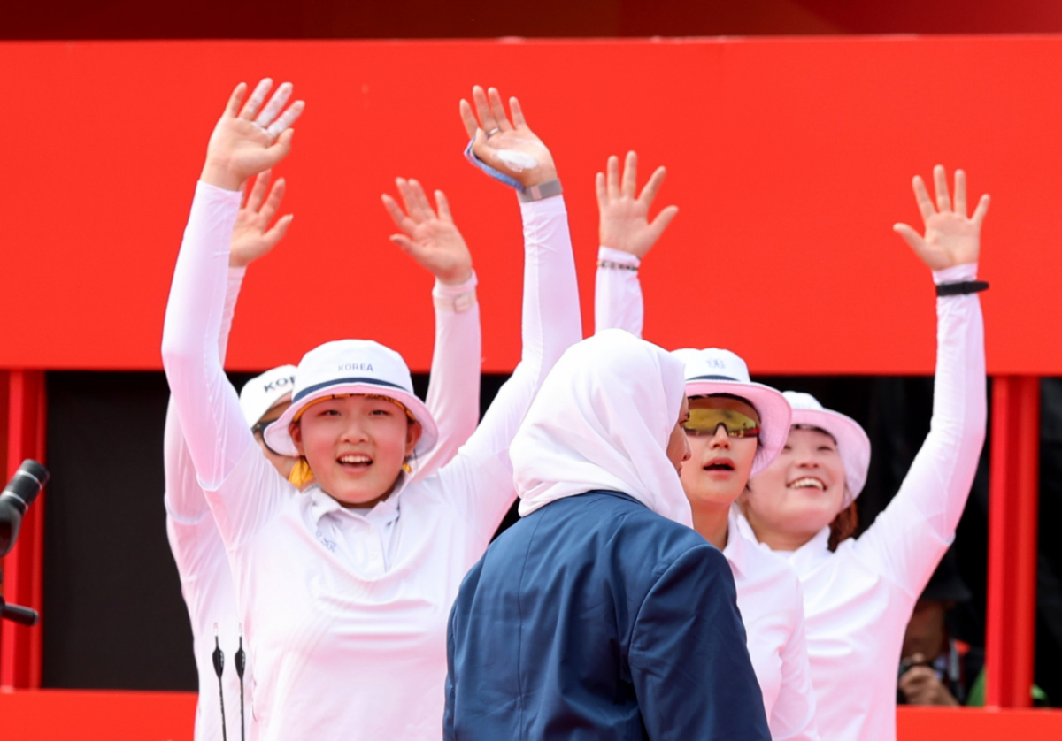 강연서(성사중), 박정윤(창원시청), 박예린(한국체대)이 30일 일본 오카자키 주오 소고 공원에서 열린 2026 아이치·나고야 아시안게임 양궁 컴파운드 여자단체전 동메달 결정전에서 대만을 1점차로 따돌리며 동메달을 획득했다. 시상식을 떠나며 응원단에 미소를 보내며 답례하는 세 선수.2026.09.29. 강연서(성사중), 박정윤(창원시청), 박예린(한국체대)이 30일 일본 오카자키 주오 소고 공원에서 열린 2026 아이치·나고야 아시안게임 양궁 컴파운드 여자단체전 동메달 결정전에서 대만을 1점차로 따돌리며 동메달을 획득했다. 대만의 마지막 화살이 과녁을 향하고 있다. 두선수가 두손을 모아 동메달을 기원하고 있다.2026.09.29. '1점차로 우리가 이겼구나!' /사진=강영조 cameratalks@