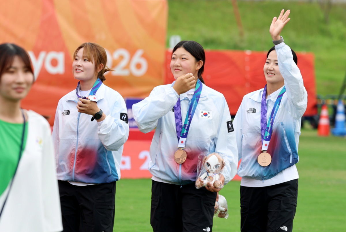 강연서(성사중), 박정윤(창원시청), 박예린(한국체대)이 30일 일본 오카자키 주오 소고 공원에서 열린 2026 아이치·나고야 아시안게임 양궁 컴파운드 여자단체전 동메달 결정전에서 대만을 1점차로 따돌리며 동메달을 획득했다. 시상식을 떠나며 응원단에 미소를 보내며 답례하는 세 선수.2026.09.29. 강연서(성사중), 박정윤(창원시청), 박예린(한국체대)이 30일 일본 오카자키 주오 소고 공원에서 열린 2026 아이치·나고야 아시안게임 양궁 컴파운드 여자단체전 동메달 결정전에서 대만을 1점차로 따돌리며 동메달을 획득했다. 대만의 마지막 화살이 과녁을 향하고 있다. 두선수가 두손을 모아 동메달을 기원하고 있다.2026.09.29. '1점차로 우리가 이겼구나!' /사진=강영조 cameratalks@