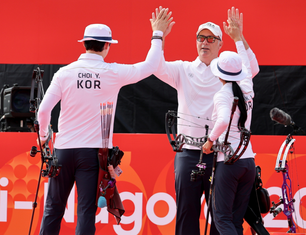 대한민국 박정윤-최용희가 30일 일본 오카자키 주오 소고 공원에서 열린 2026 아이치·나고야 아시안게임 양궁 컴파운드 혼합복식 중국과의 4강전에서 승리한 후 환호하는 응원단에 손을 흔들며 답하고 있다.  .2026.09.29. /사진=강영조 cameratalks@