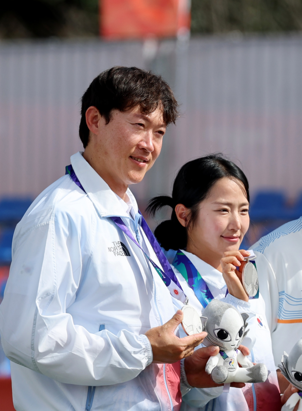 대한민국 박정윤-최용희가 30일 일본 오카자키 주오 소고 공원에서 열린 2026 아이치·나고야 아시안게임 양궁 컴파운드 혼합복식 인도와의 결승전 슛오프에서 마지막 화살이 9점을 기록하며 아쉽게 은메달에 머물렀다. 2026.09.29. 마지막 최용희의 점수가 9로 표시되자....아쉬움 드러내는 박정윤 정의선 양궁협회회장이 시상후 선수들과 기념촬영을 하고 있다. '나도 아쉽다!' /사진=강영조 cameratalks@