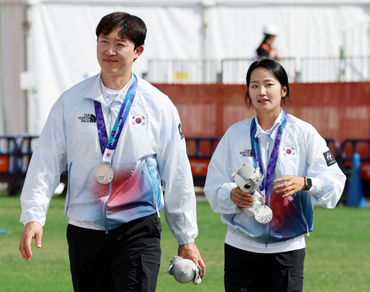 대한민국 박정윤-최용희가 30일 일본 오카자키 주오 소고 공원에서 열린 2026 아이치·나고야 아시안게임 양궁 컴파운드 혼합복식 인도와의 결승전 슛오프에서 마지막 화살이 9점을 기록하며 아쉽게 은메달에 머물렀다. 2026.09.29. 마지막 최용희의 점수가 9로 표시되자....아쉬움 드러내는 박정윤 정의선 양궁협회회장이 시상후 선수들과 기념촬영을 하고 있다. '나도 아쉽다!' /사진=강영조 cameratalks@