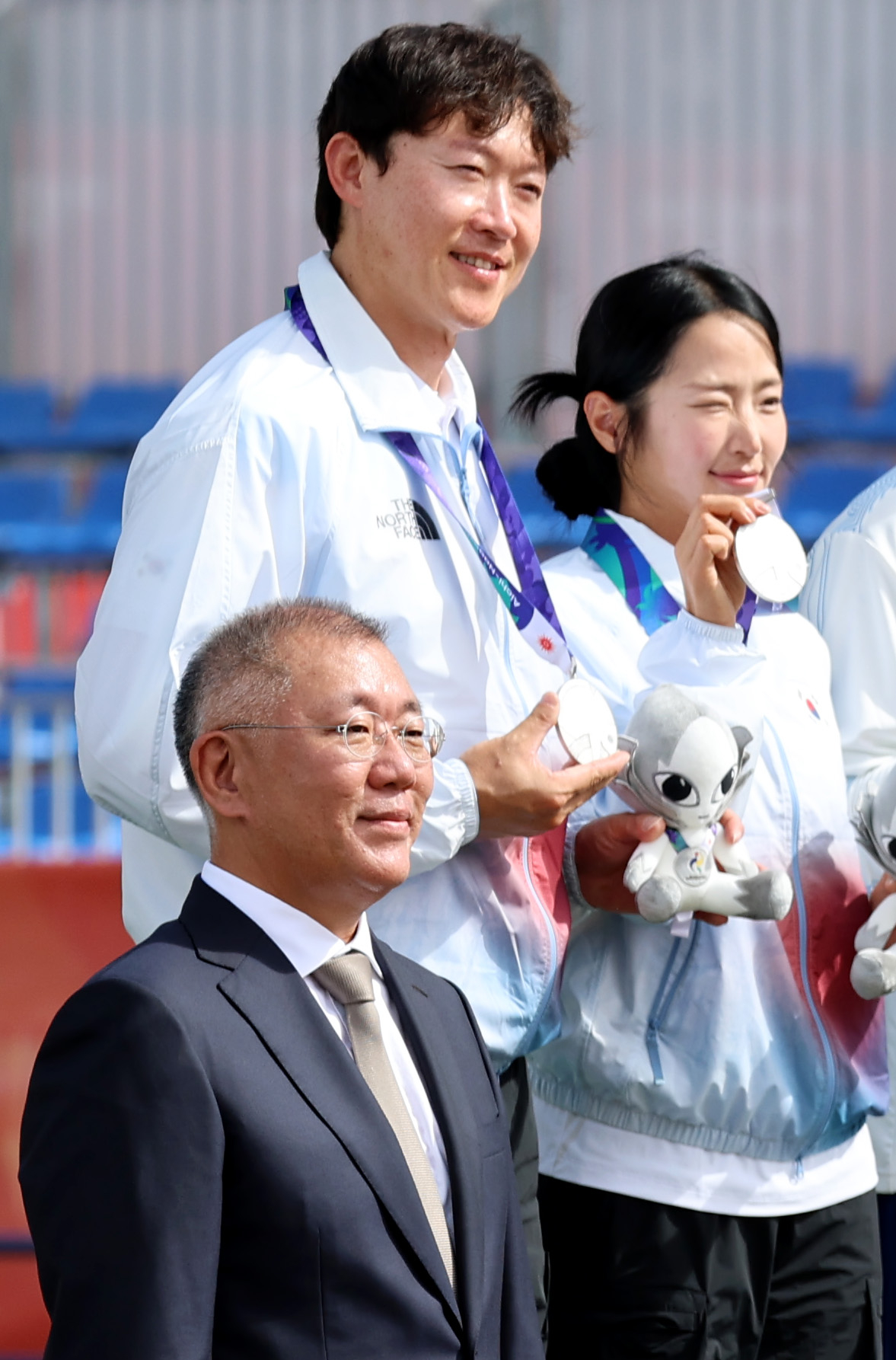 대한민국 박정윤-최용희가 30일 일본 오카자키 주오 소고 공원에서 열린 2026 아이치·나고야 아시안게임 양궁 컴파운드 혼합복식 인도와의 결승전 슛오프에서 마지막 화살이 9점을 기록하며 아쉽게 은메달에 머물렀다. 2026.09.29.   마지막 최용희의 점수가 9로 표시되자....아쉬움 드러내는 박정윤   정의선 양궁협회회장이 시상후 선수들과 기념촬영을 하고 있다.      '나도 아쉽다!' /사진=강영조 cameratalks@