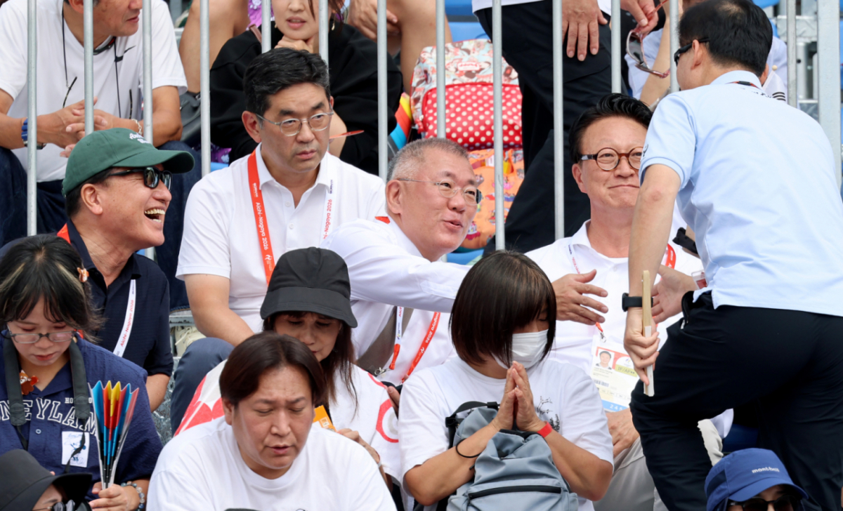 양궁협회 정의선 회장이 30일 일본 오카자키 주오 소고 공원에서 열린 2026 아이치·나고야 아시안게임 양궁 컴파운드 여자단체전 경기를 찾아 응원을 하다  김택수 진천선수촌장과 악수를 나누고 있다.2026.09.29.   양궁협회 정의선 회장이 30일 일본 오카자키 주오 소고 공원에서 열린 2026 아이치·나고야 아시안게임 양궁 컴파운드 여자단체전 경기를 찾아 응원을 하다  김택수 진천선수촌장과 악수를 나누고 있다.2026.09.29. /사진=강영조 cameratalks@
