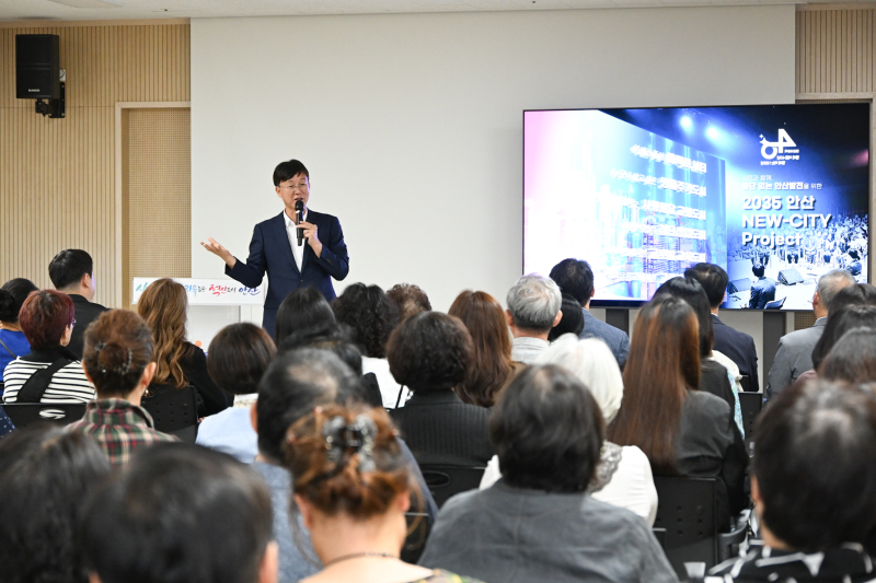 지난 29일 마을공동체종합지원센터에서 이민근 시장이 시정 운영계획에 대해 설명하고 있다./사진제공=안산시