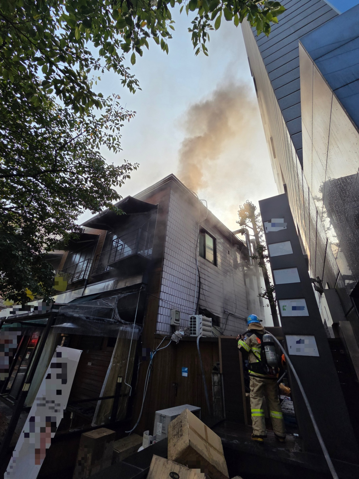 30일 오전 서울 강남구 도곡동의 한 식당에서 화재가 발생했다./사진제공=서울시소방재난본부