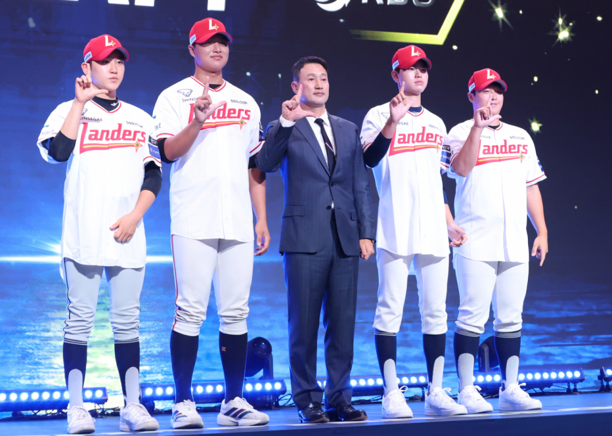 '2027 KBO 신인 드래프트'가 21일 서울 송파구 롯데호텔 월드 크리스탈볼룸에서 열렸다.  이윤성을 비롯해 SSG에 지명된 선수들이 기념촬영을 하고 있다. /사진=김진경 kim.jinkyung@