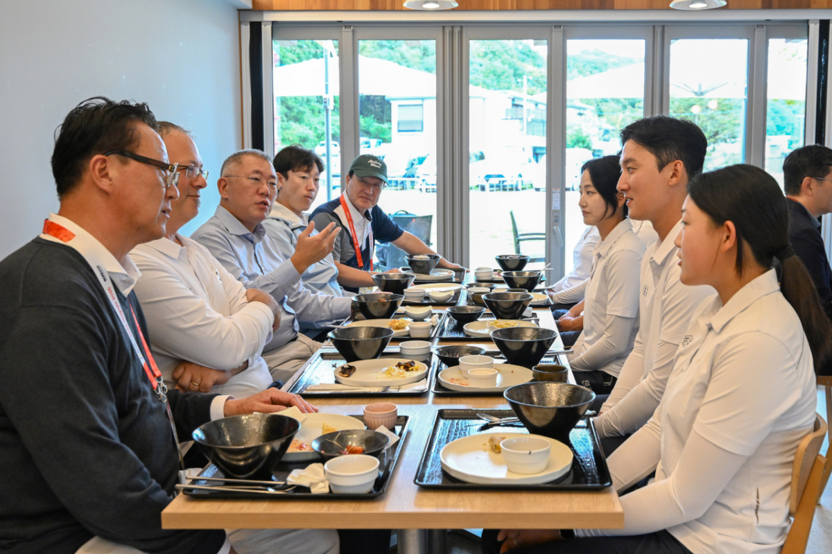 아시안게임 양국 대회장 인근에 마련된 대한민국 양궁 대표선수단 전용 휴게공간에서 대표선수들과 정의선 현대자동차그룹 회장(대한양궁협회 회장)이 함께 식사하며 대화하고 있다./사진=대한양궁협회