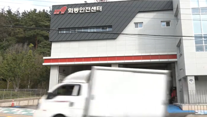 세 번째 신고 만에야 구급대가 출동했다. 체온이 34도까지 떨어지고 의식을 잃은 남편은 병원으로 옮겨졌으나 이송 2시간 뒤 패혈증으로 숨졌다.  A씨는 첫 신고 때 구급대원들이 출동해 남편을 병원으로 옮겼다면 결과가 달라졌을 수도 있다며 안타까워했다. /사진=MBC 