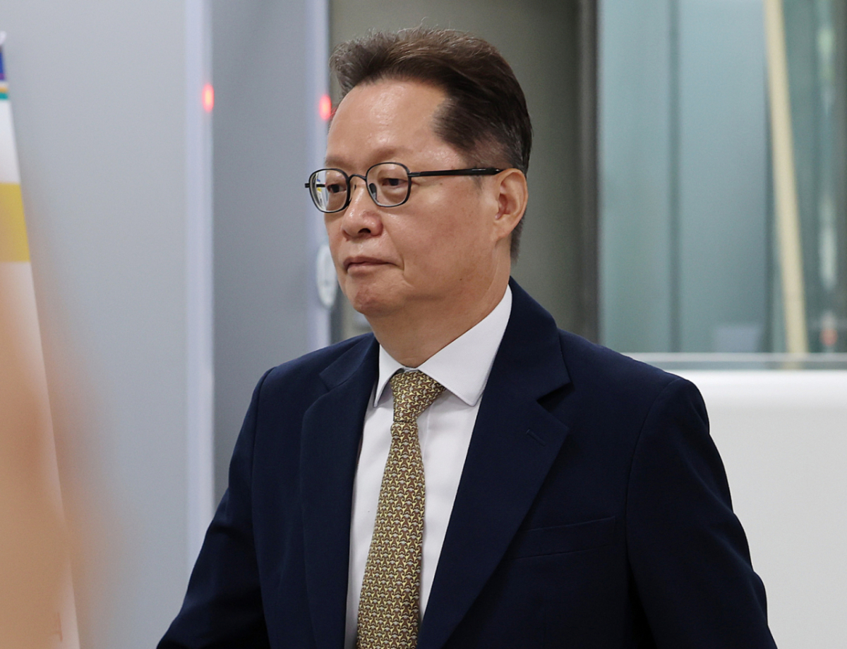 비상계엄 비판 뉴스 삭제 혐의로 재판에 넘겨진 이은우 전 한국정책방송원(KTV) 원장이 6월26일 오전 서울 서초구 서울중앙지법에서 열린 1심 선고 공판을 마친 후 이동하고 있다. 이 전 원장은 징역 1년·집행유예 2년을 선고 받았다./사진=뉴시스