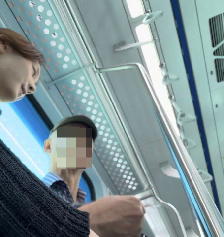 할아버지와 대화를 나누는 이다현씨. 생기가 도는 모습에 "감사 인사를 전하길 잘한 것 같다 생각했다"고 했다./사진=이다현씨 제공