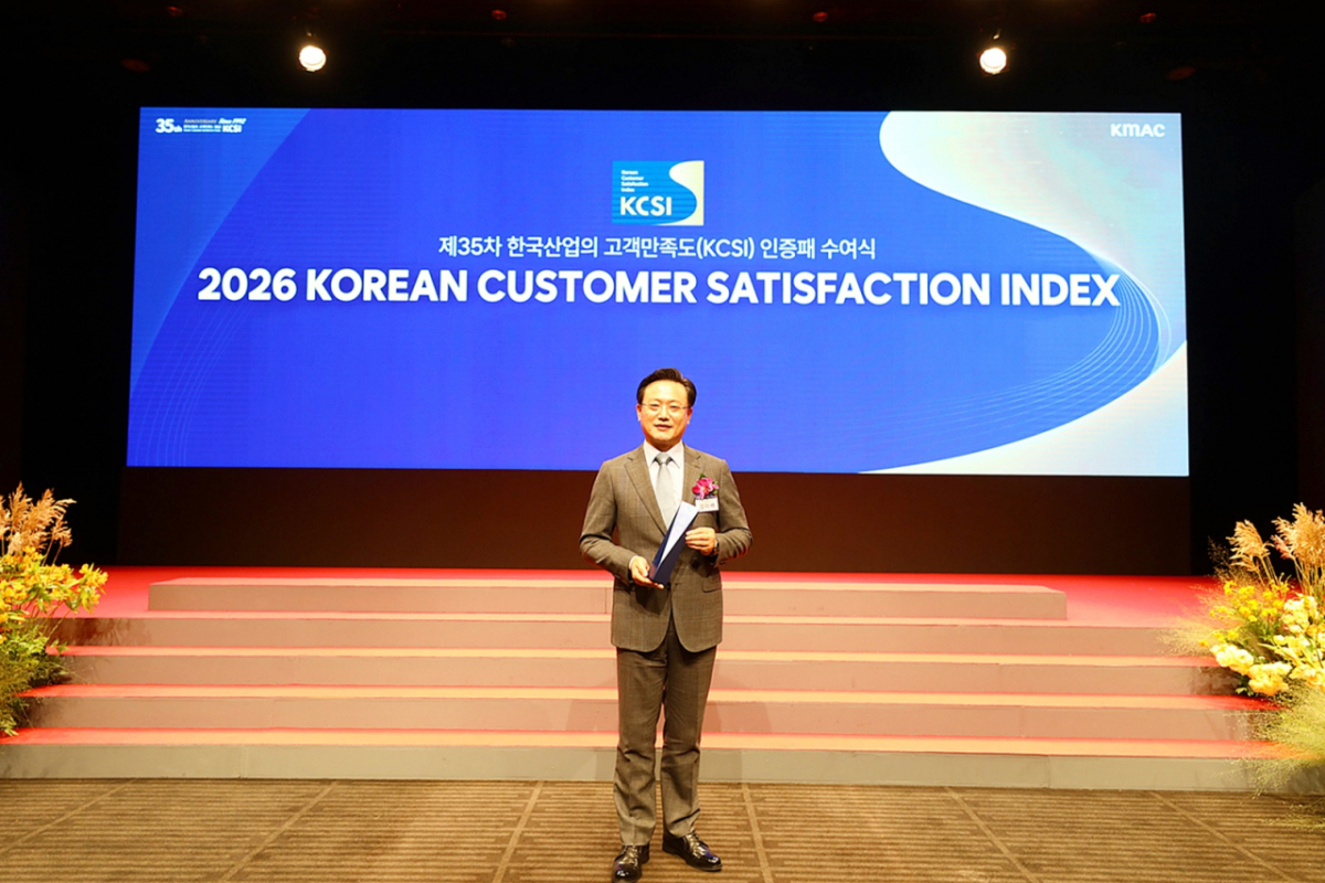 김이배 제주항공 대표이사가 30일 호텔신라 서울에서 진행된 ‘제35차 한국산업의 고객만족도(KCSI) 인증패 수여식’에서 한국산업의 고객만족도(KCSI) 국내선항공 부문 1위 선정을 기념하며 사진 촬영을 하고 있다./사진제공=제주항공