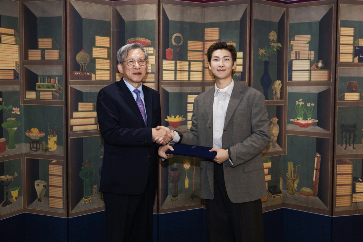 지난 6월 19일 열린 위촉식에서 악수하는 유흥준 국립중앙박물관장(왼쪽)과 방탄소년단 RM. /사진제공 = 국립중앙박물관