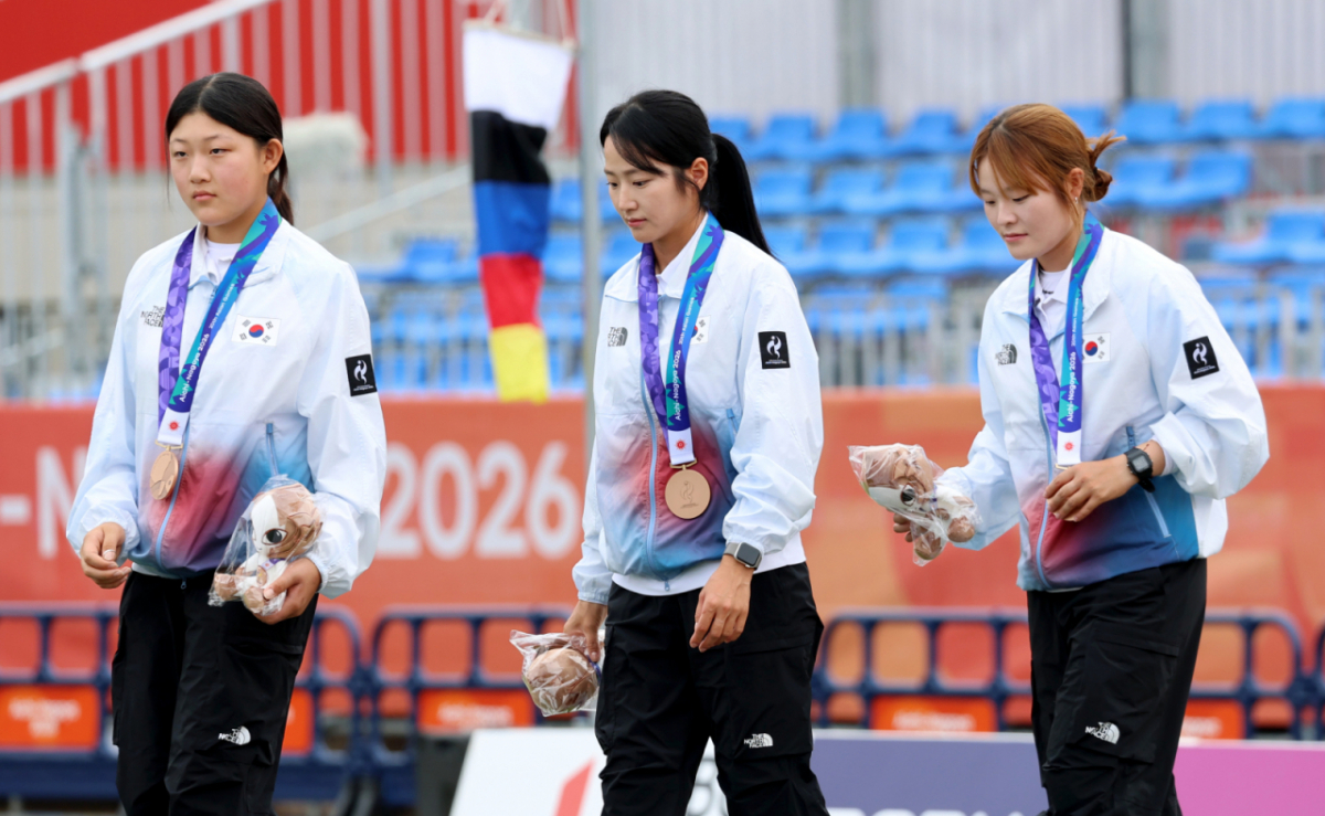 강연서(성사중), 박정윤(창원시청), 박예린(한국체대)이 30일 일본 오카자키 주오 소고 공원에서 열린 2026 아이치·나고야 아시안게임 양궁 컴파운드 여자단체전 동메달 결정전에서 대만을 1점차로 따돌리며 동메달을 획득했다. 시상식을 떠나며 응원단에 미소를 보내며 답례하는 세 선수.2026.09.29. 강연서(성사중), 박정윤(창원시청), 박예린(한국체대)이 30일 일본 오카자키 주오 소고 공원에서 열린 2026 아이치·나고야 아시안게임 양궁 컴파운드 여자단체전 동메달 결정전에서 대만을 1점차로 따돌리며 동메달을 획득했다. 대만의 마지막 화살이 과녁을 향하고 있다. 두선수가 두손을 모아 동메달을 기원하고 있다.2026.09.29. '1점차로 우리가 이겼구나!' /사진=강영조 cameratalks@