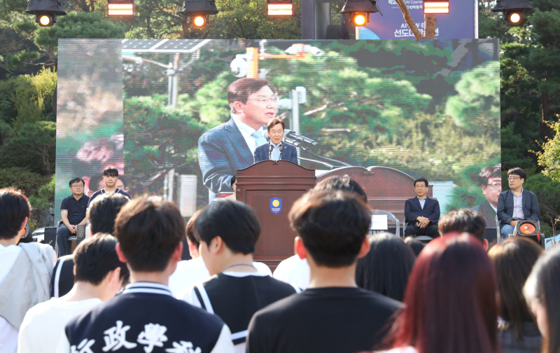 장광수 안양대 총장이 대학 축제 '성연(星演): 별들의 연회'에서 축사를 하고 있다./사진제공=안양대