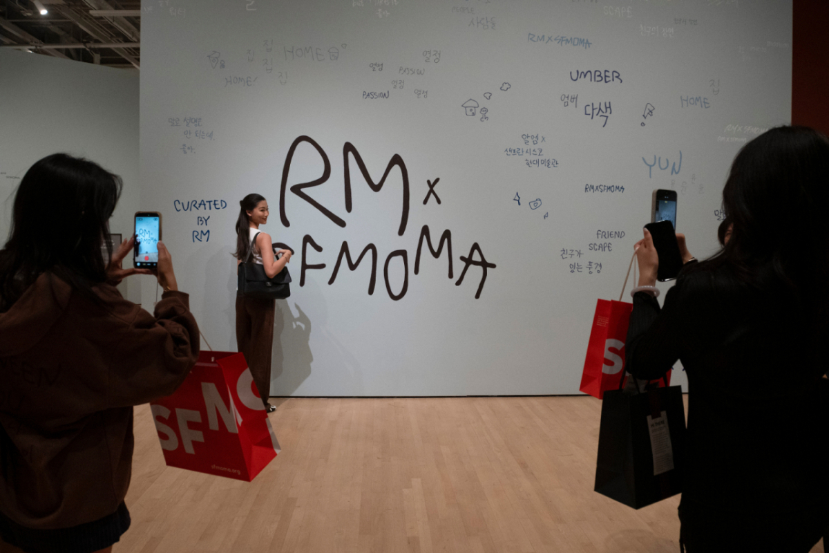 29일(이하 현지시간) 미 캘리포니아주 샌프란시스코 현대미술관(SFMOMA)에서 열린 방탄소년단(BTS) RM의 'RM X SFMOMA: 당신과 나 사이' 특별 전시회 사전 공개 행사를 찾은 크리에이터들이 인증샷을 찍고 있다. RM의 개인 소장품을 전시하는 이번 특별전은 오는 10월 3일 개막해 2월 7일까지 열린다./AP=뉴시스