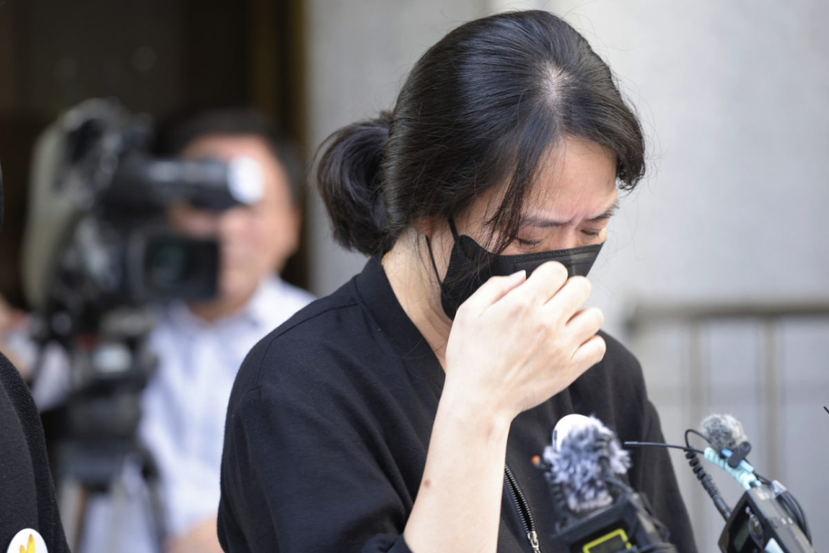 30일 여고생 이채원 양을 살해한 장윤기(23)에게 무기징역이 선고된 후 광주지법 앞에서 이채원 양의 유가족이 입장을 밝히며 눈물을 흘리고 있다. /사진=뉴스1