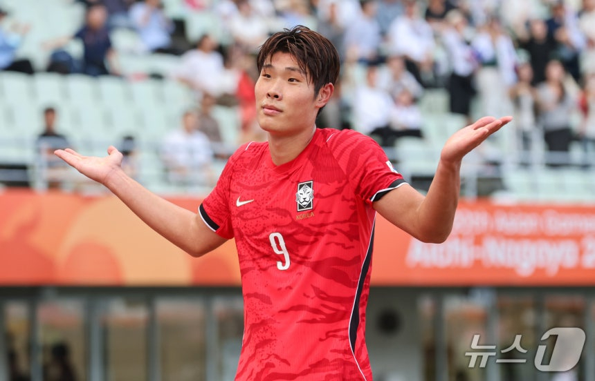 30일 오후 일본 오사카 나가이스타디움에서 열린 2026 아이치·나고야 아시안게임 남자축구 준결승 대한민국과 중국의 경기, 대한민국 이영준이 동점골을 넣고 세레머니를 하고 있다. /사진=뉴스1