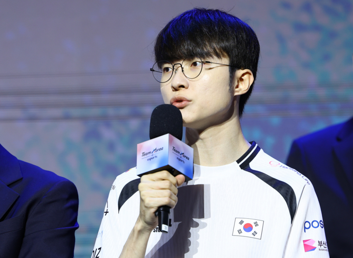 대한민국 리그 오브 레전드(LoL·롤) 대표팀이 2025 아이치·나고야 아시안게임 조별리그 3전 전승으로 준결승에 진출했다. 사진은 '페이커' 이상혁이 지난달 25일 오후 서울 마포구 큐브컨벤션센터에서 열린 2026 아이치-나고야 아시안게임 대한민국 e스포츠 국가대표 출정식에서 취재진 질문에 답변하고 있는 모습이다. /사진=뉴시스