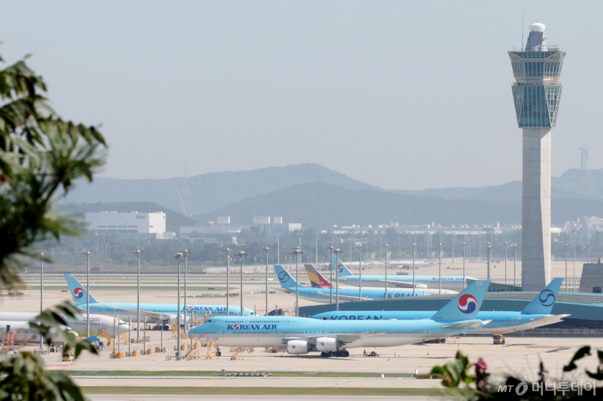 (인천공항=뉴스1) 이광호 기자 = 중동전쟁 격화 등의 여파로 국제유가 변동성이 커지면서 다음달 국제선 항공권에 부과되는 유류할증료가 오를것으로 알려진 16일 인천국제공항 계류장에 대한항공과 아시아나항공 여객기가 주기되어 있다. 이날 항공업계에 따르면 10월 국제선 유류할증료는 23단계가 적용, 9월보다 2단계 상승한 수준으로 대한항공의 경우 뉴욕 등 장거리 노선은 36만2천6백 원이 부과돼 이번 달보다 2.43% 비싸지게 되며 아시아나항공의 경우 10월 유류할증료가 편도 기준 최소 5만3천4백 원에서 최대 30만1천2백 원이 부과된다. 2026.9.16/뉴스1 Copyright © 뉴스1. All rights reserved. 무단 전재 및 재배포, AI학습 이용 금지. /사진=(인천공항=뉴스1) 이광호 기자