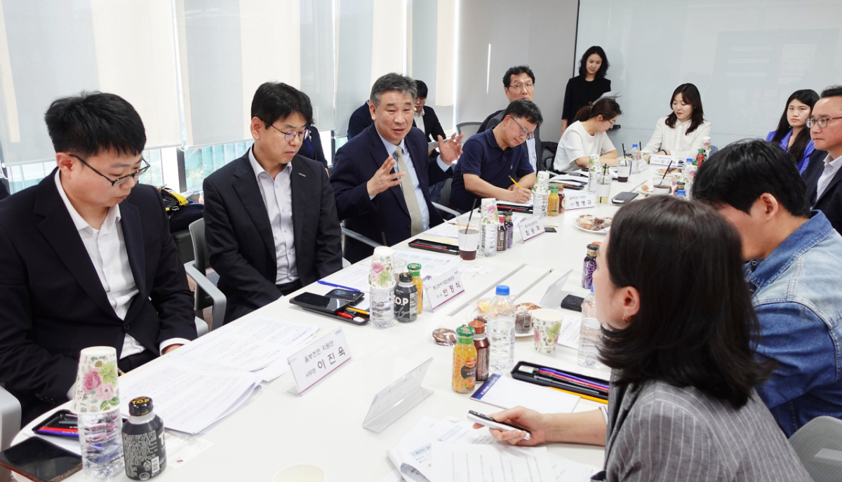 최승재 중소기업 옴부즈만이 30일 오후 2시, 경기도 성남시 (주)보스반도체에서 간담회를 진행하고 있다. /사진=중기옴부즈만.